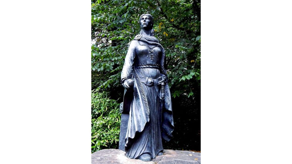 Statue of Grace O’Malley holding a telescope, representing 16th-century Irish sea captain.